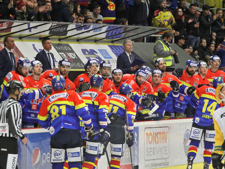 Střídačka gratuluje třetí formaci, která poslala Jihočechy do vedení