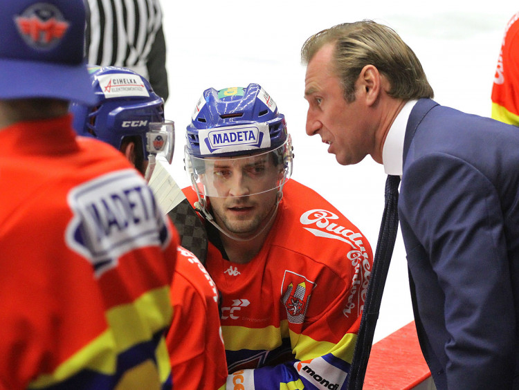 Střídačka gratuluje třetí formaci, která poslala Jihočechy do vedení