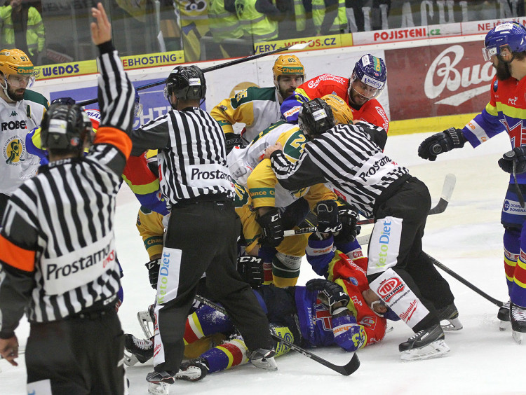 Dotěrná hra Zdeňka Doležala skončila malou potyčkou a nakonec i dvouminutovým trestem pro domácího hráče