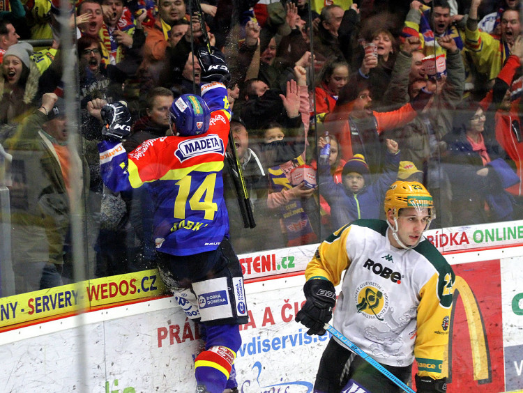 Motorácký útočník slaví vítěznou trefu společně s fanoušky