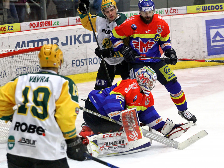 Strmeň sbírá kotouč do lapačky před Robem a Vávrou