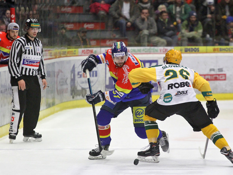 David Gilbert obchází Ondřeje Slováčka