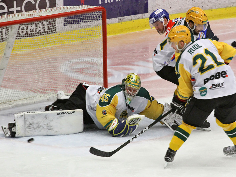 David Gába měl plnou výstroj práce. Hráči Českých Budějovic na něj vyslali celkem 40 střel