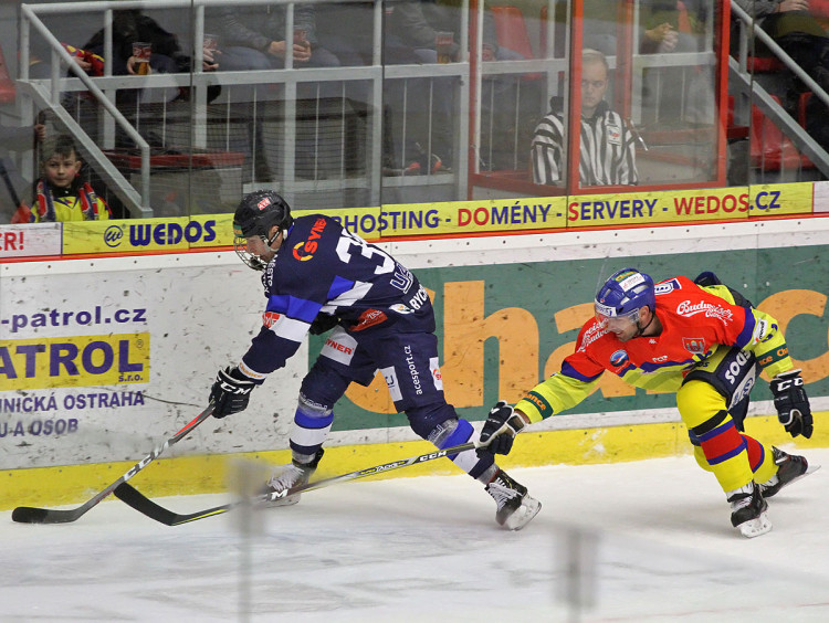 René Vydarený natahuje hokejku za Jakubem Rychlovským