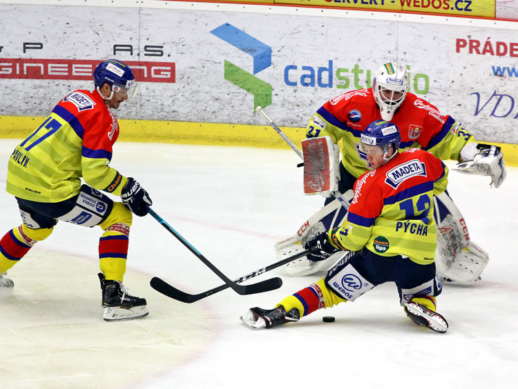 Zapeklitá situace před domácí brankou. Vyjetý Svoboda puk nezachytil, a tak musel spoléhat na své spoluhráče Pýchu a Pavlina