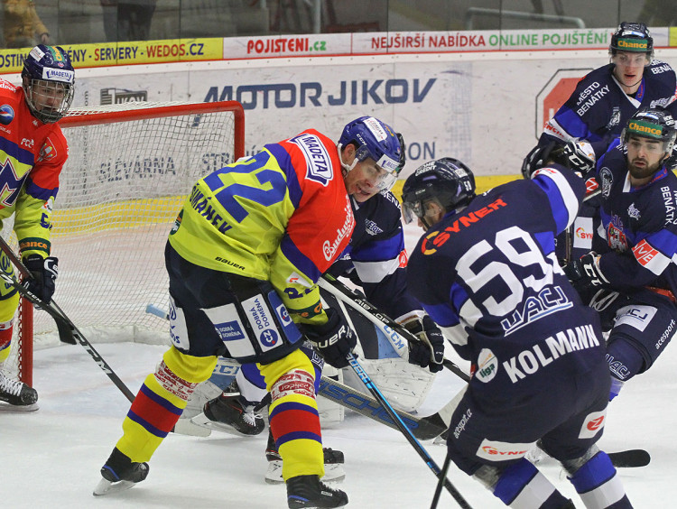 Ostřílený mazák Jiří Šimánek, bojující před Žajdlíkovou brankou, jeden gól dal a na tři nahrál