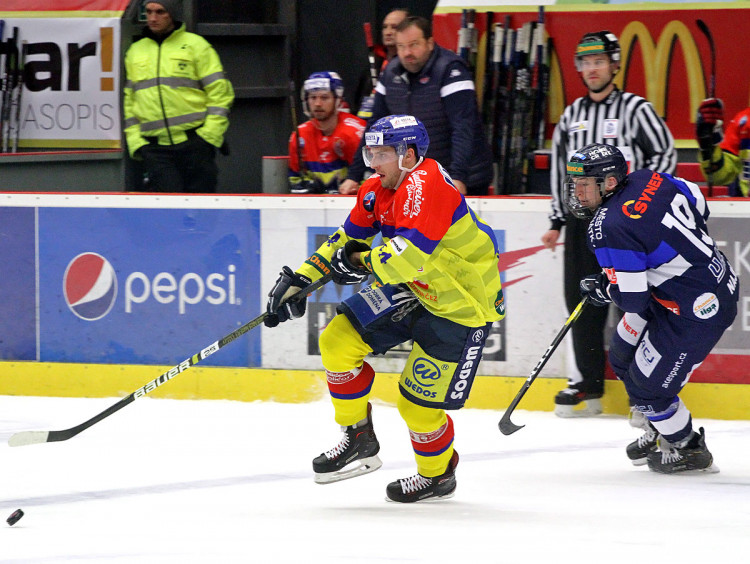 Babka zakládá útok, vpravo Najman