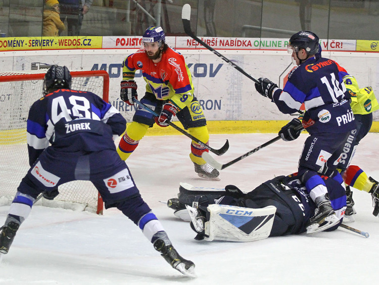 Zahozená tutovka Lukáše Endála. Z pravé strany trefil jen boční síťku