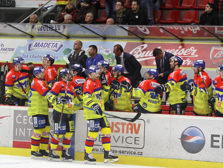 Motorácká střídačka slaví jednu ze vstřelených branek ve třetí třetině