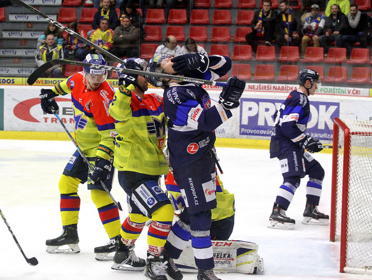 Hostující Jan Jeník dostal při souboji s Mitchem Fillmanem hokejkou do obličeje