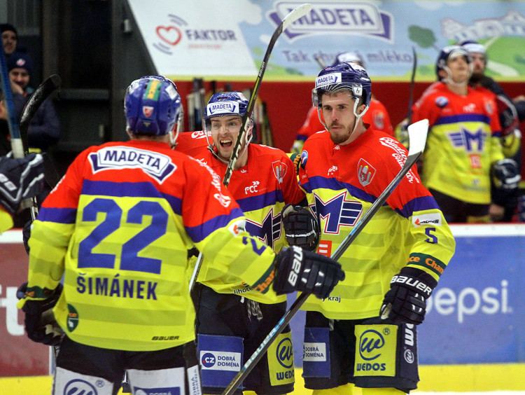 Tři góly obránce, to není úplně běžný jev při hokejovém zápase. Karel Plášil (vpravo) to však proti Benátkám dokázal