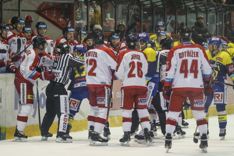 FOTOGALERIE: Souboj kohoutů s ševci měl všechno – od bitek až po sladkou oslavu vítězství