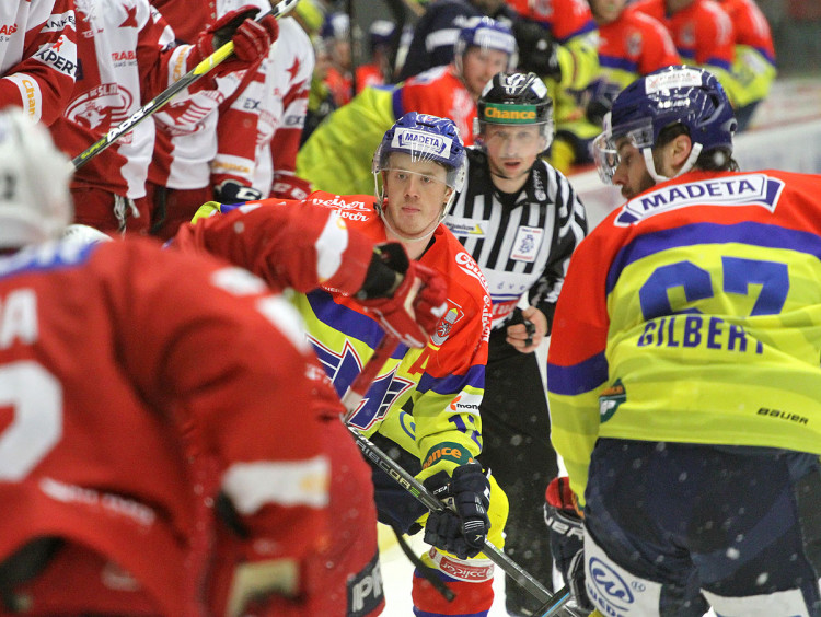 Pavel Pýcha s Davidem Gilbertem v souboji u mantinelu