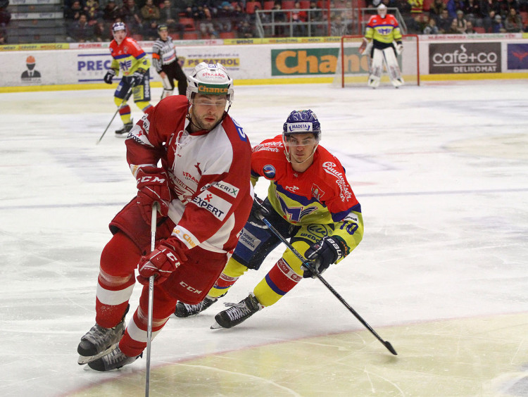 Roman Přikryl pronásleduje slávistického obránce Jiřího Drtinu