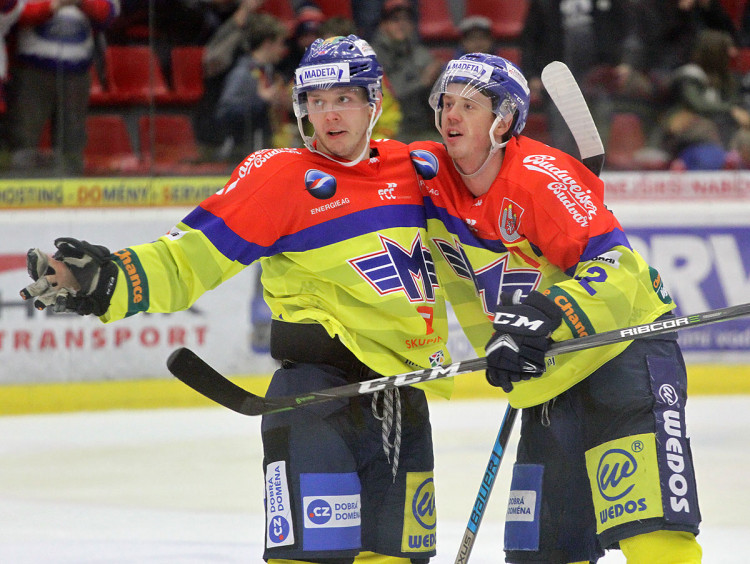V Motoru působí krátce, už čtyřikrát ale rozvlnil síťku. Naposledy se Václav Karabáček (vlevo s Pavlem Pýchou) trefil v 55. minutě pondělního duelu se sešívanými