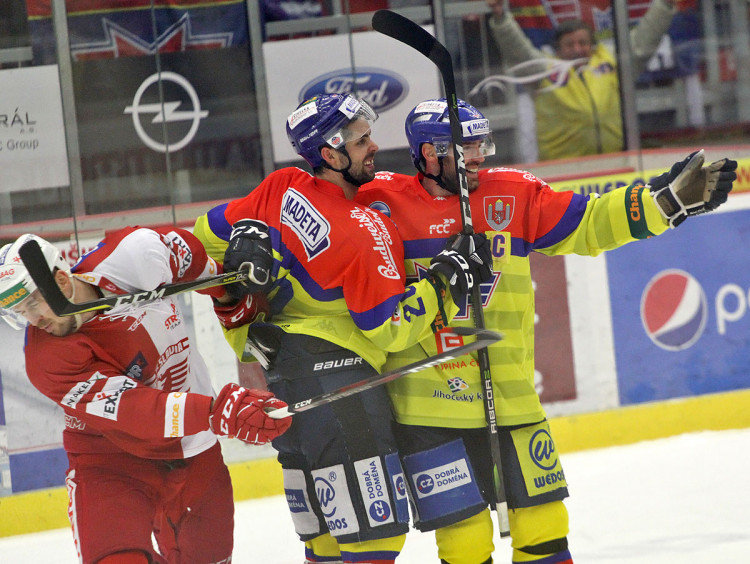 Při závěrečné power-play Slavie a hře 3:6 předvedl parádičku René Vydarený a prudkým nahozením o mantinel dal na konečných 4:1 pro České Budějovice