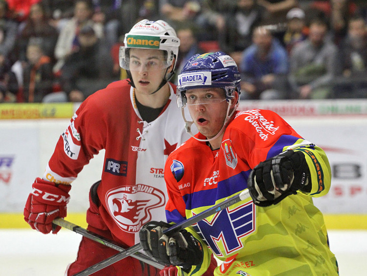 Václav Karabáček operuje před brankou Slavie