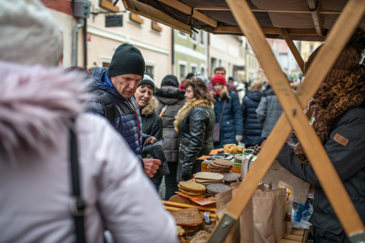 Punče a vánoční atmosféra. Třiadvacátá Staročeská ulička přilákala snad každého