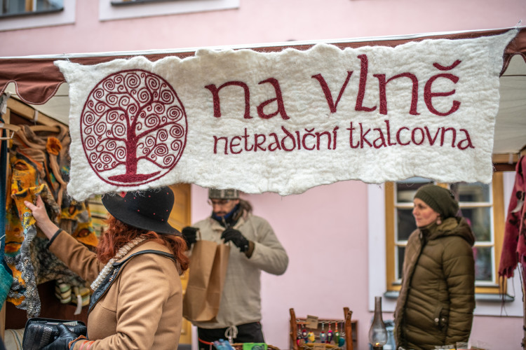 Punče a vánoční atmosféra. Třiadvacátá Staročeská ulička přilákala snad každého