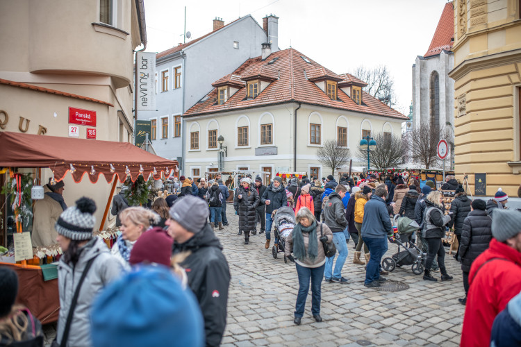 Punče a vánoční atmosféra. Třiadvacátá Staročeská ulička přilákala snad každého