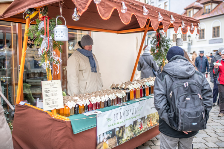 Punče a vánoční atmosféra. Třiadvacátá Staročeská ulička přilákala snad každého