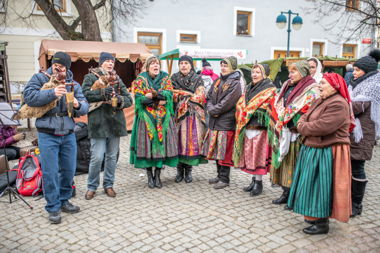 Punče a vánoční atmosféra. Třiadvacátá Staročeská ulička přilákala snad každého