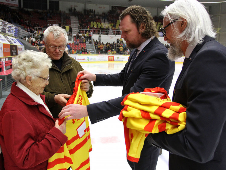 Motor při retro zápase s Prostějovem obdaroval upomínkovými dresy rodiny prvních jihočeských mistrů světa ze sezony 1948/1949