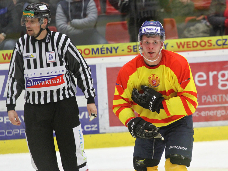 Václav Karabáček odjížděl z pěstního souboje s Žovincem s krvavými šrámy v obličeji