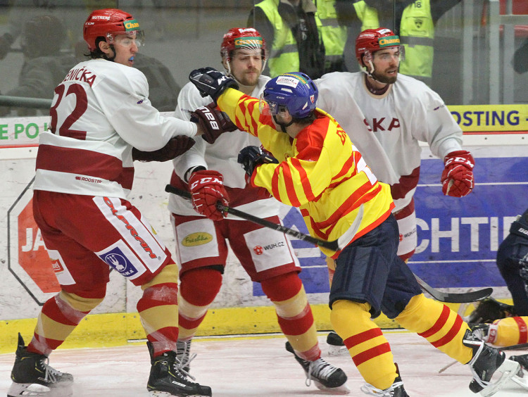 Nebojácný Milan Dančišin proti početní, váhové i výškové převaze Jestřábů