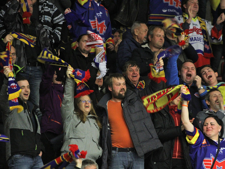 Nadšené publikum vidělo sedm domácích gólů