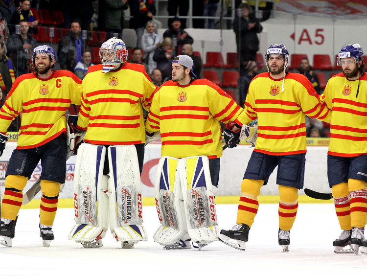 Jihočeši slaví. Zleva Vydarený, Strmeň, Svoboda, Gilbert a Endál