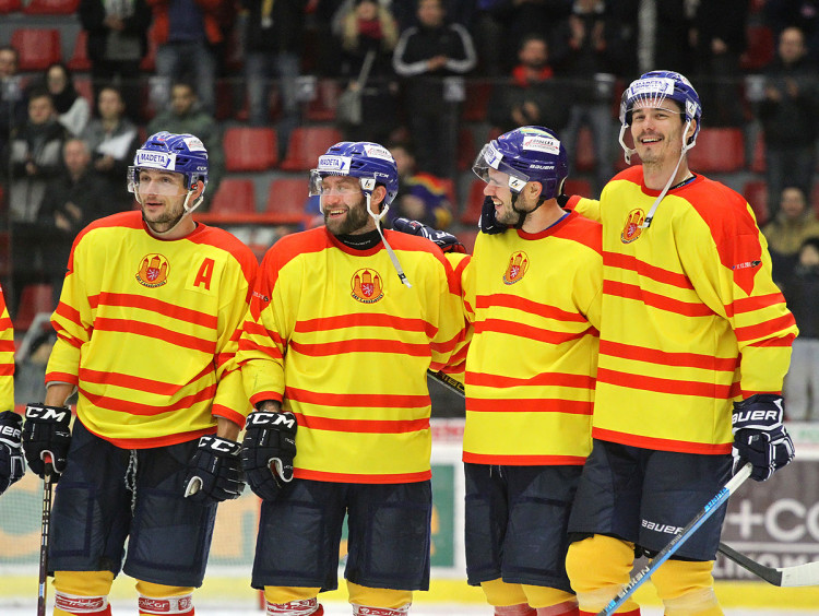 Motoráci odehráli retro zápas s Prostějovem v replikách klubových dresů ze sezony 1952/1953, které pro tuto příležitost vybrali sami fanoušci