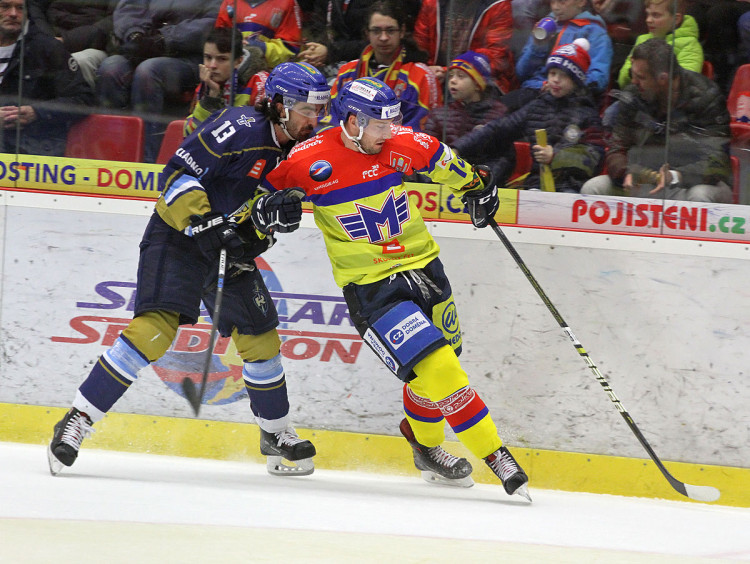 Útočící Jakub Babka, kterého blokuje Ladislav Zikmund