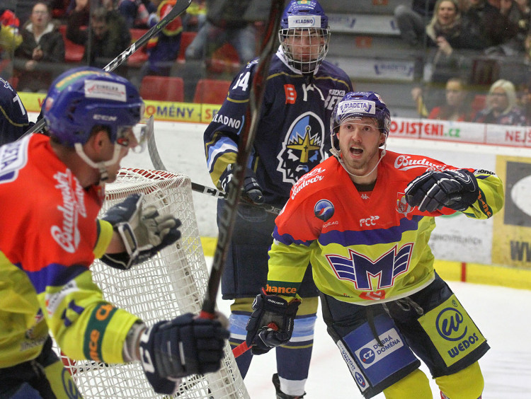 Radost domácích po druhém gólu Václava Karabáčka. Na snímku Cody Bradley, vlevo Miloslav Čermák