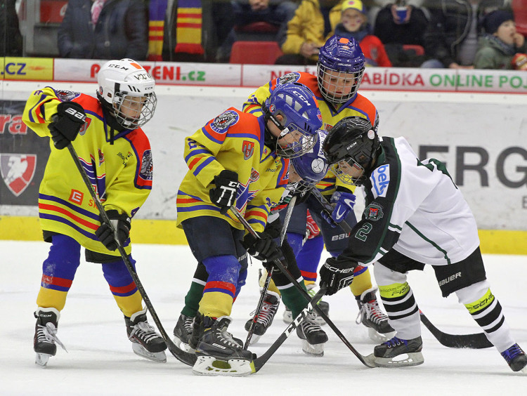 Domácí hokejový potěr tentokrát vyzval v přestávkovém souboji mladíky z Příbrami