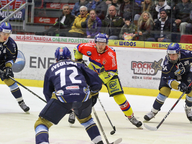 Cody Bradley připravuje Karabáčkovi gólovou trefu na 1:0