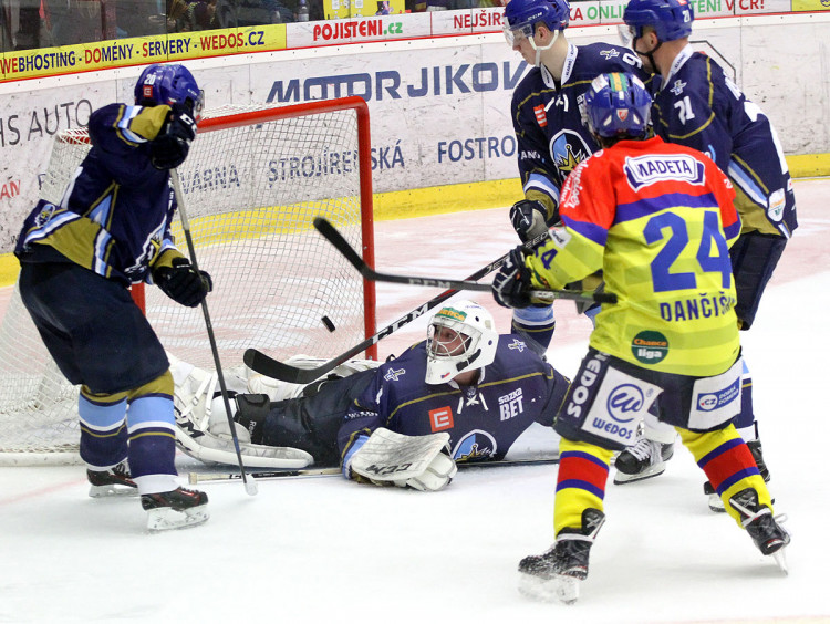 Důležitý a nakonec i rozhodující čtvrtý gól vstřelil Adamu Brízgalovi Jakub Doktor (mimo záběr)