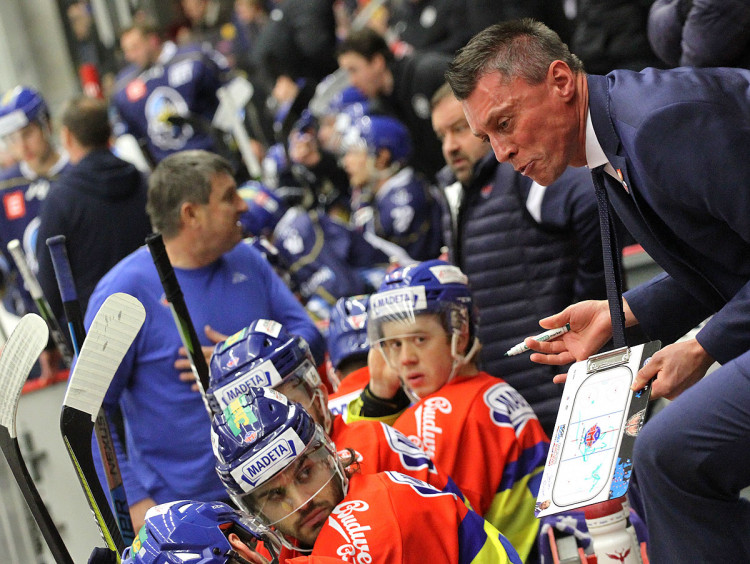 Po snížení Kladenských na 2:3 z pohledu Rytířů si hráči od domácích trenérů vyslechli několik peprných slov. Na snímku Aleš Totter rozdává taktické pokyny