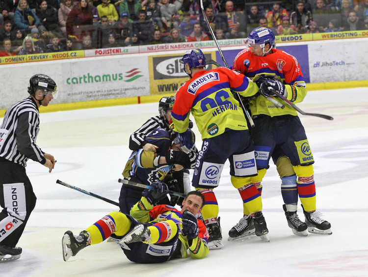 Proti svým bývalým spoluhráčům boxoval také Roman Přikryl (na ledě)