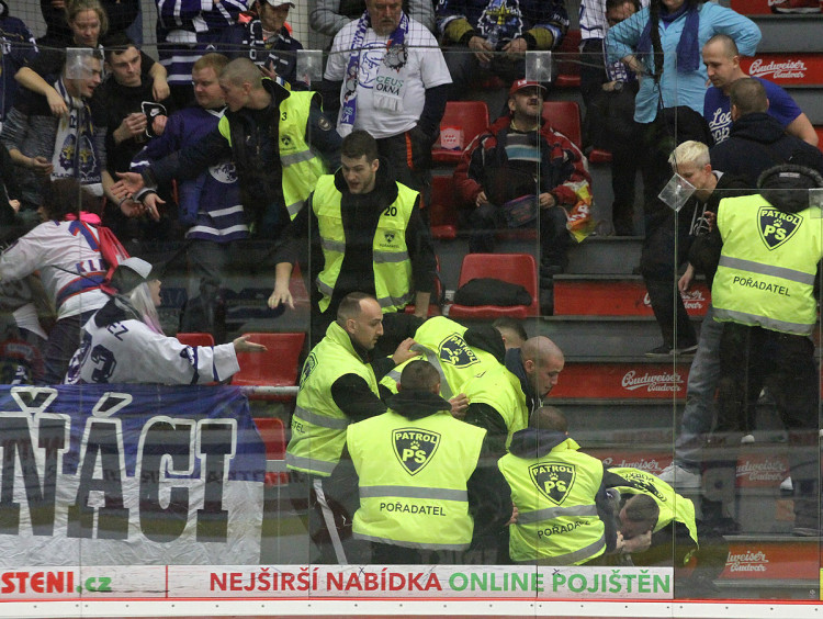 Potyčka ochranky s kladenskými příznivci