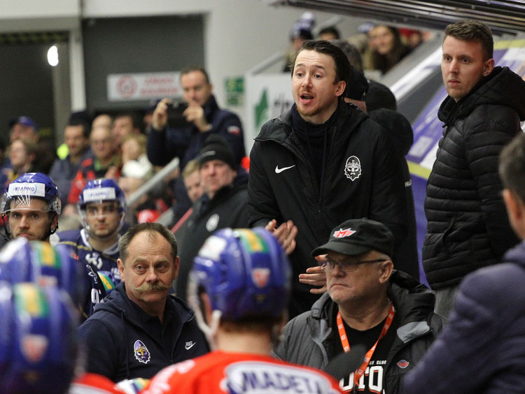 Asistent trenéra Kladna Jan Kregl při ústní výměně názorů s Vincentem Dunnem při jeho odchodu do sprch