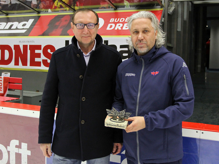 Absentujícího Petra Kváču zastoupil při předání ceny pro nejlepšího hráče minulé sezony podle hlasování fanoušků trenér gólmanů Stanislav Hrubec. Trofej převzal z rukou ředitele Jaderné elektrárny Temelín a zástupce Skupiny ČEZ Jana Krumla