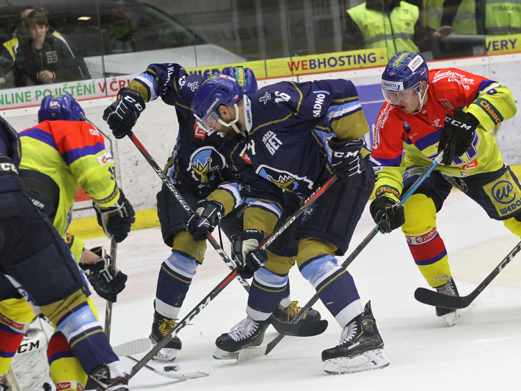 Václav Karabáček se snaží připravit o puk bránícího útočníka Rytířů Tomáše Kauta