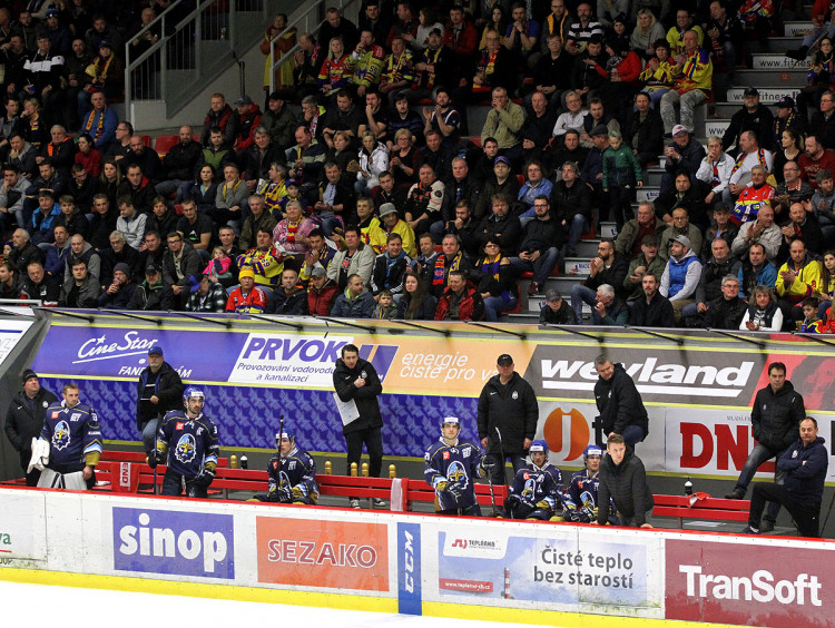 Kladenská střídačka v průběhu třetí třetiny: pět hráčů, náhradní gólman a osm členů realizačního týmu. Zbytek hokejistů je na ledě, sedí na trestné lavici nebo do Budvar arény vůbec nedorazil