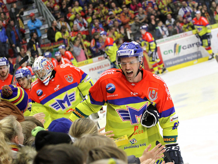 Kapitán René Vydarený při závěrečné děkovačce s malými fanoušky