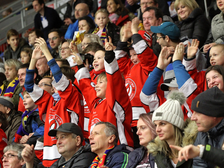 Při utkání fandili také mladí jindřichohradečtí florbalisté