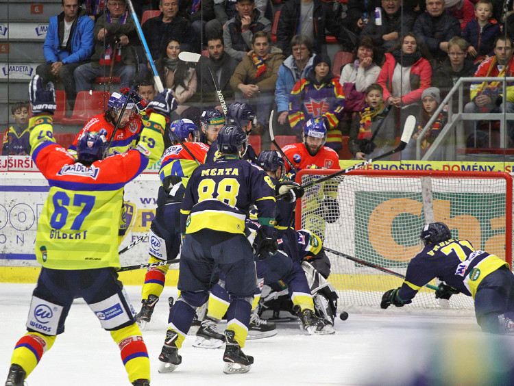 Zatímco Vrdlovec se vrhá za volným pukem v ústeckém brankovišti, Gilbert se předčasně raduje