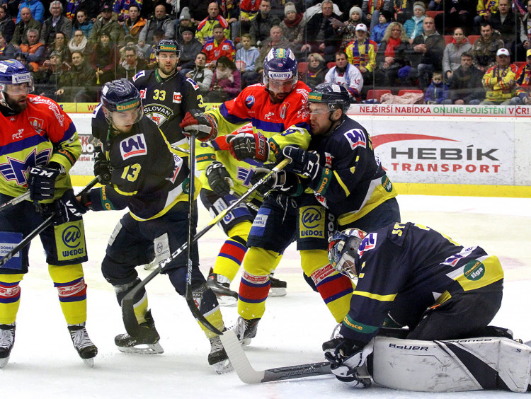 Lukáš Endál se snaží prosadit před ústeckou brankou
