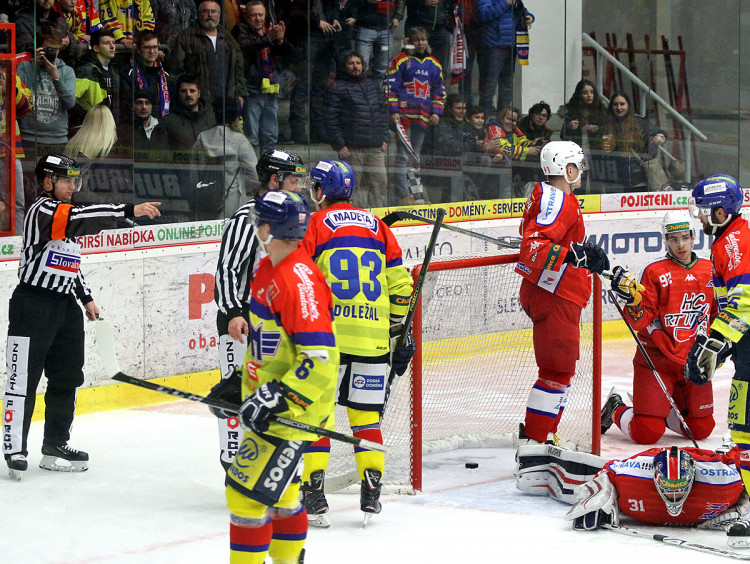Sporný moment ve druhé třetině, kdy rozhodčí neuznal vyrovnávací branku Jihočechů