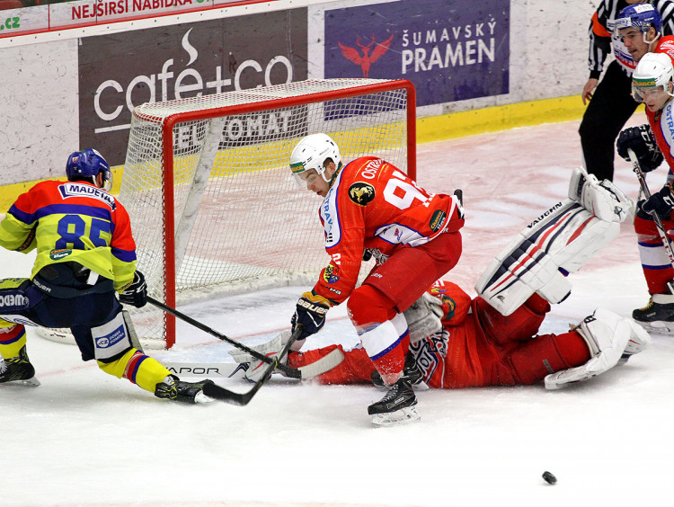 Martin Novák ležícího Hynka Kůdelu nepřekonal